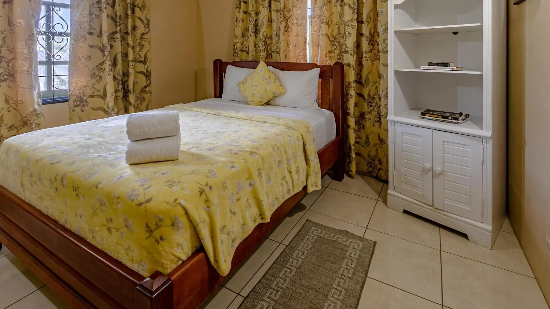 Beach House In Crown Point- Walk To The Beach Bon Accord Village 0*,  트리니다드 토바고